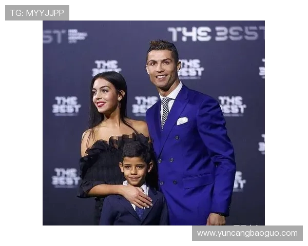 C 罗父子肌肉同框!迷你罗身高 1 米 85 逼近父亲,基因传承引发足坛热议(3) C 罗父子肌肉同框!迷你罗身高 1 米 85 逼近父亲,基因传承引发足坛热议(3)